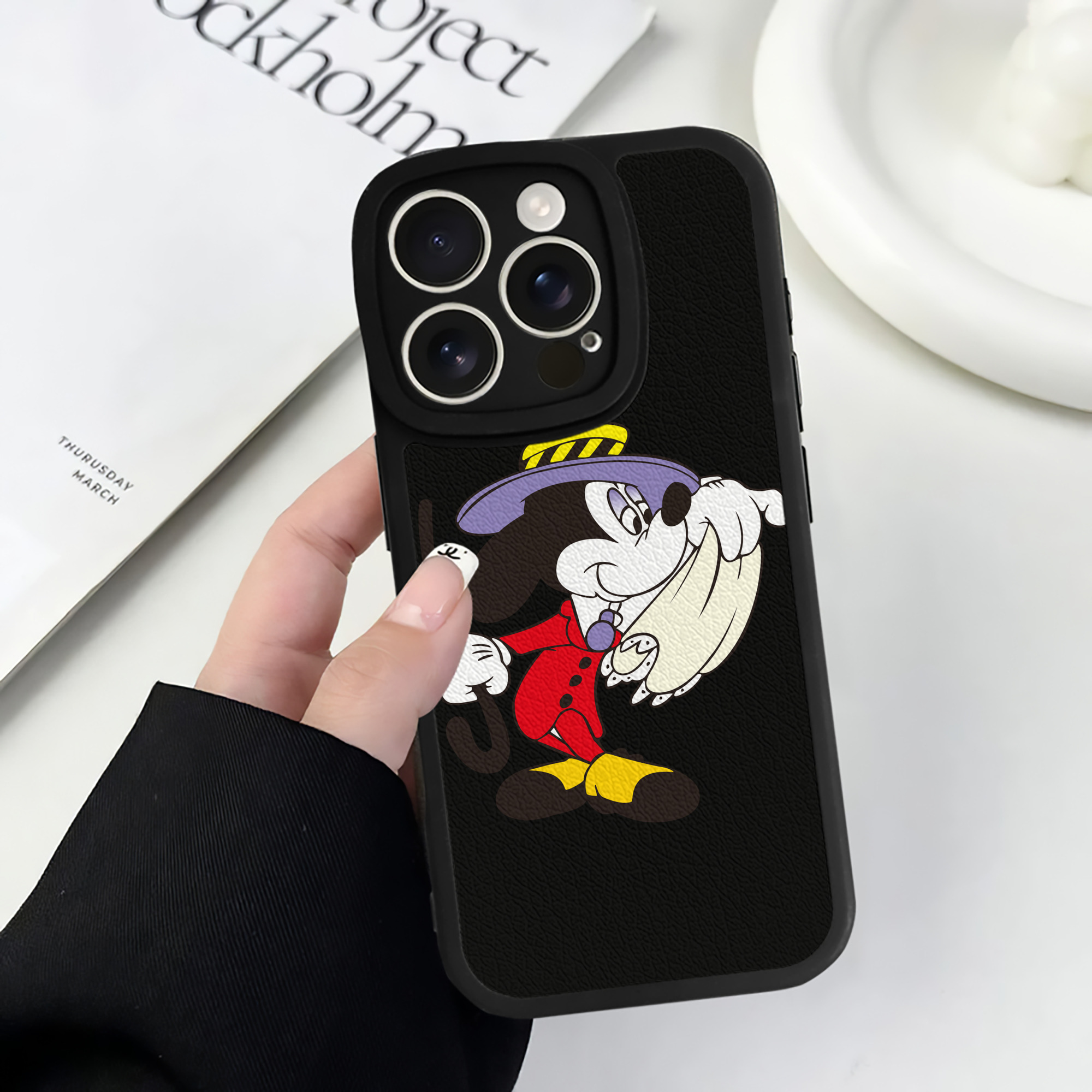 （画像用） ミッキーマウス Mickey Mouse 【iPhone 16シリーズ対応】シリコンスマホケース（レザー調） 材質：シリコン